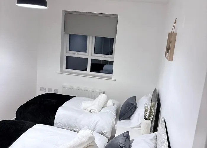2-Bedroom 1-Bathroom Apartment Sheffield, Sleeps Up To 4, 1-Double Bed 2-Single Beds Open Plan Kitchen With Dining Area And Lounge