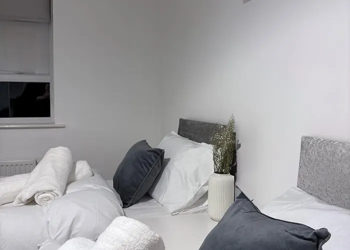 2-Bedroom 1-Bathroom Apartment Sheffield, Sleeps Up To 4, 1-Double Bed 2-Single Beds Open Plan Kitchen With Dining Area And Lounge