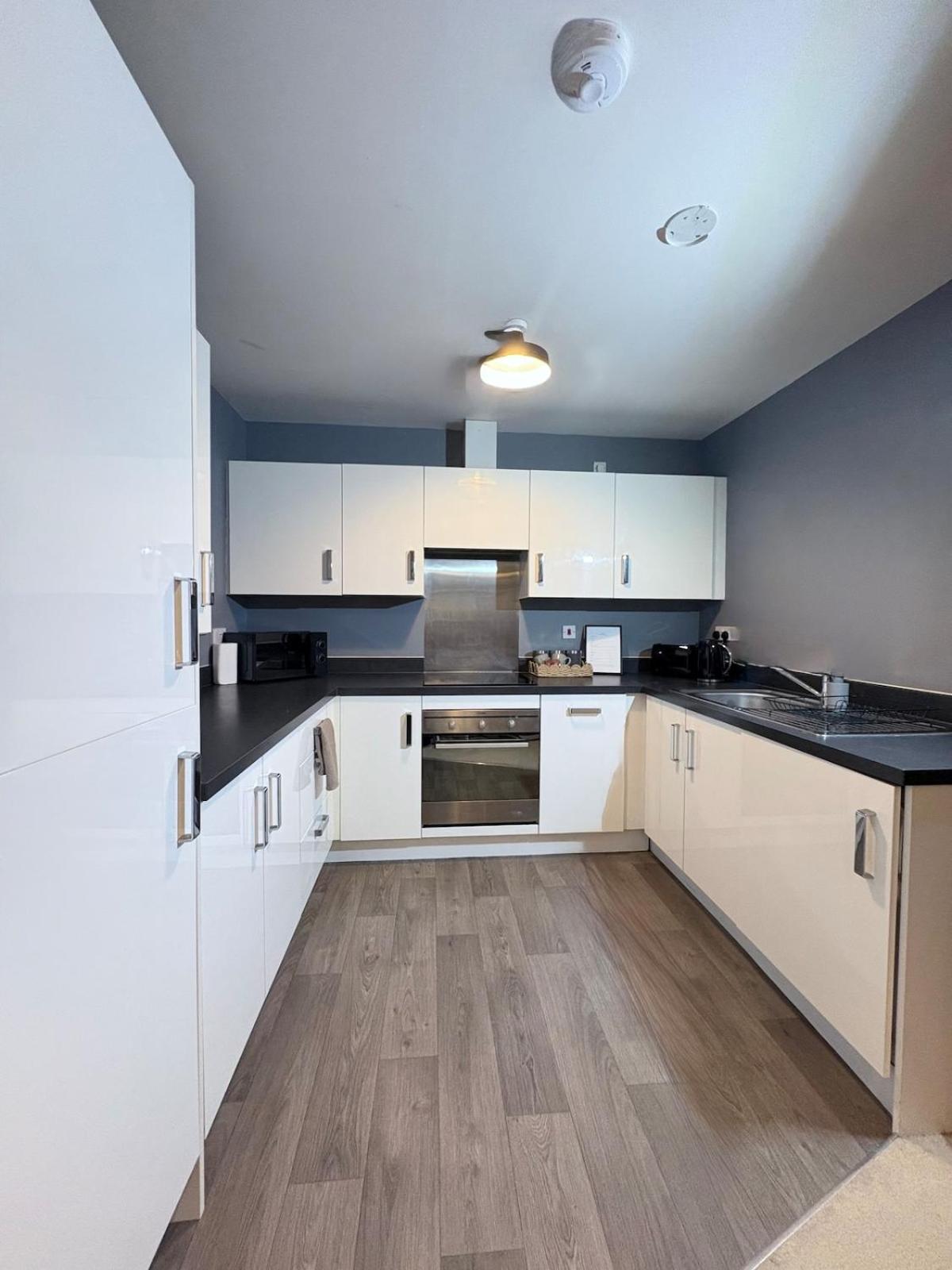2-bedroom 1-bathroom Sheffield, Sleeps Up To 4, 1-double Bed 2-single Beds Open Plan Kitchen With Dining Area And Lounge Appartement
