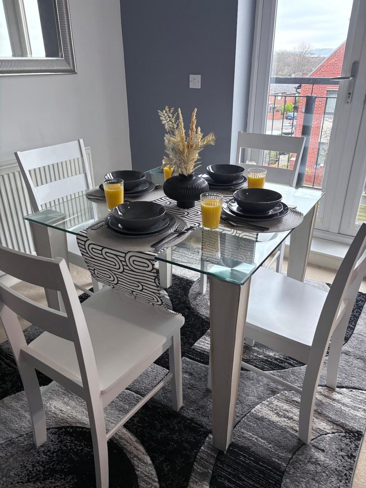 2-bedroom 1-bathroom Sheffield, Sleeps Up To 4, 1-double Bed 2-single Beds Open Plan Kitchen With Dining Area And Lounge Appartement *