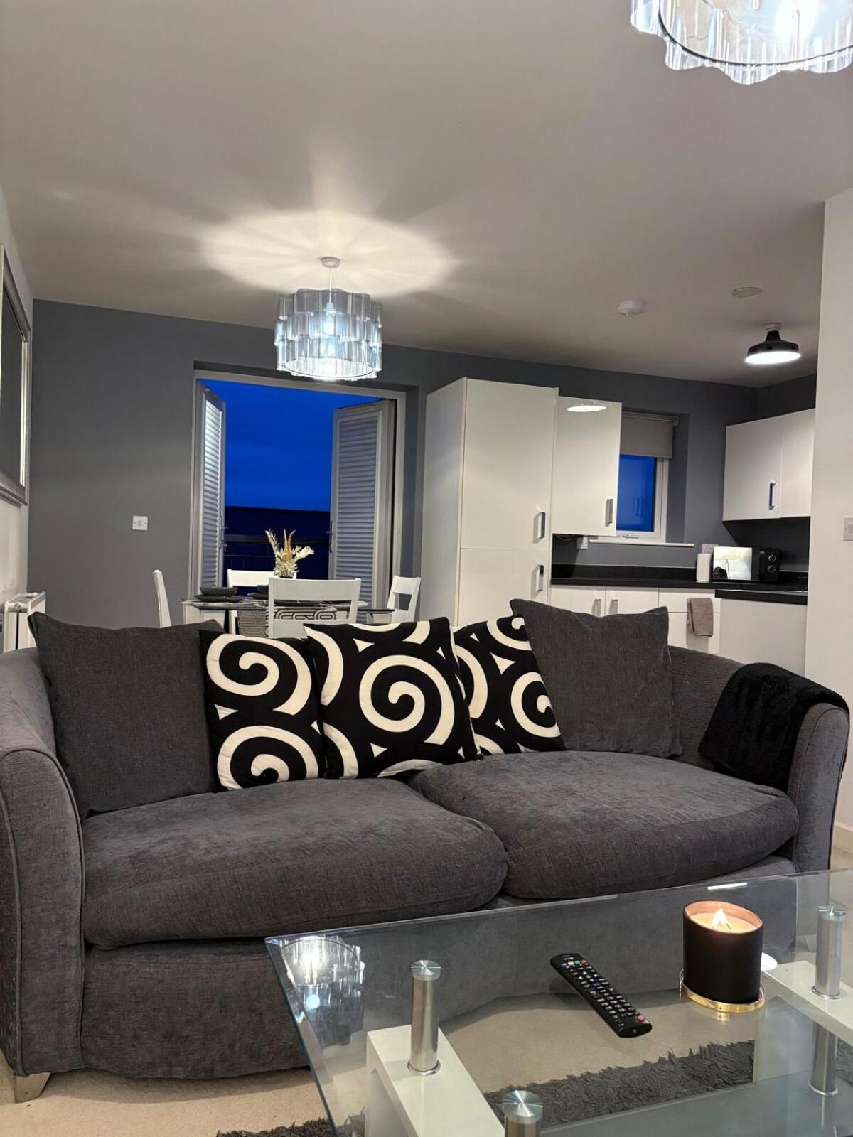 2-bedroom 1-bathroom Sheffield, Sleeps Up To 4, 1-double Bed 2-single Beds Open Plan Kitchen With Dining Area And Lounge Sheffield